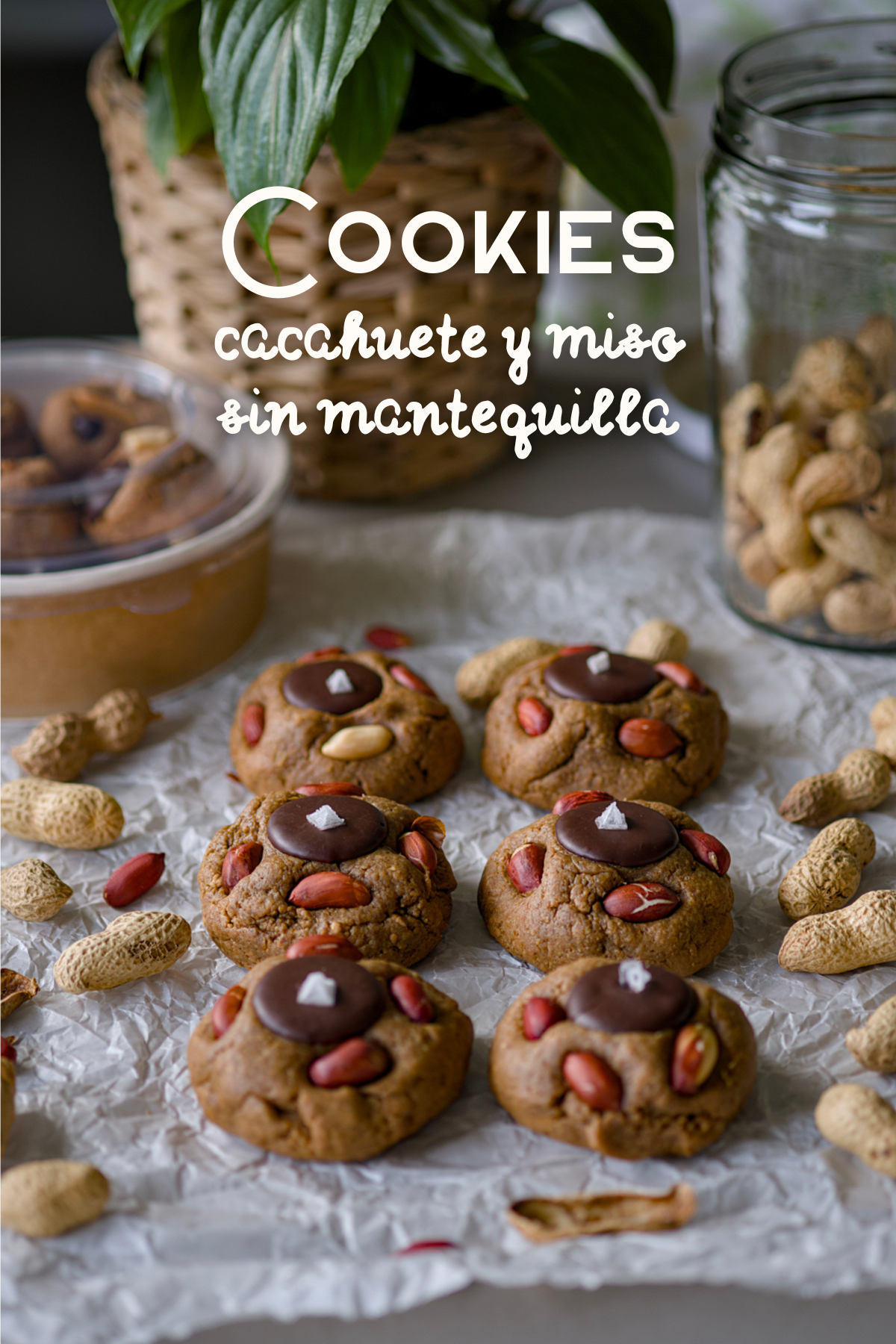 Cookies de cacahuete y miso con pepitas de chocolate